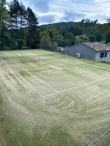 Construction d'un terrain de tennis en béton poreux à Nice